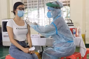 Một sinh viên đi tiêm vắc-xin phòng ngừa Covid-19.