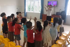 Hướng dẫn học sinh lmaf quen tiếng Anh theo hình chiếu trên tivi tại Trường MN Lê Lợi, TP Vinh.