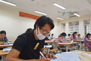 Cán bộ chấm thi – Kỳ thi tốt nghiệp THPT 2020 tại Hội đồng thi tỉnh Quảng Ninh. Ảnh: Sỹ Điền