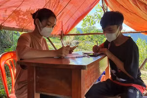 Học sinh ở bản Rào Con băng rừng lên tận đỉnh núi, đón sóng học trực tuyến. Ảnh: TG