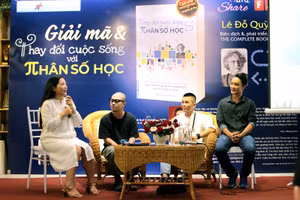 MC Lê Đỗ Quỳnh Hương vừa có buổi giao lưu nói về cuốn sách. Ảnh: TG.