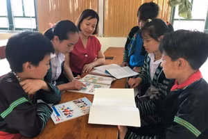 Sinh hoạt nhóm với sự hướng dẫn của cô giáo - HS Trường PTDT bán trú TH&THCS Khấu Ly, xã Bản Mù, huyện Trạm Tấu. Ảnh: TG