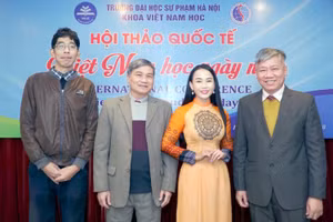 TS Nguyễn Thị Quốc Minh (thứ 2 từ phải qua) tại Hội thảo khoa học quốc tế với chủ đề “Việt Nam học ngày nay”. Ảnh: NVCC