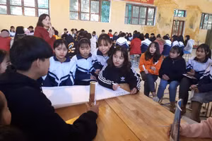 Cô và trò Trường THPT Đà Bắc (Hòa Bình). Ảnh: TG
