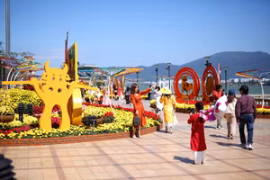 Du khách du xuân Tân Sửu ở đường hoa xuân Đà Nẵng. Ảnh minh họa