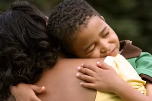 Dạy trẻ quan tâm đến người khác không phải là một nhiệm vụ đơn giản.