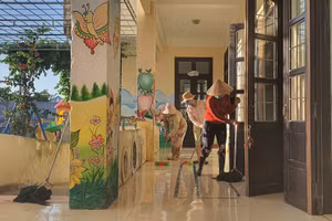 Các trường học Quảng Bình khẩn trương dọn dẹp vệ sinh trường, lớp sau khi nước lũ rút.