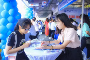 Thí sinh tham dự ngày hội tư vấn tuyển sinh hướng nghiệp năm 2021, thời điểm chưa có dịch Covid-19. Ảnh: NTCC