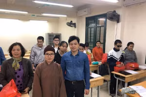 Thầy Phạm Đức Nam (ngoài cùng hàng trên) cùng các học sinh khiếm thị.