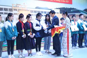 Trao thưởng cho các học sinh đoạt giải tại cuộc thi KHKT tỉnh Yên Bái năm 2020. Ảnh: Hạ Vi