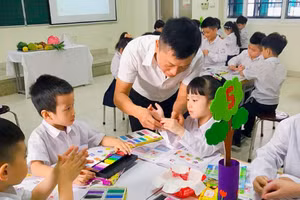 Học sinh lớp 1 hào hứng với giờ học Mỹ thuật.