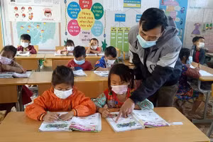 Thầy và trò Trường PTDTBT Tiểu học Phìn Hồ, huyện Nậm Pồ, Điện Biên.