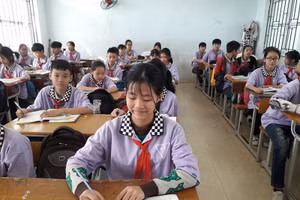 Nguyễn Thị Thúy Hà chăm chú ghi bài trong giờ học Ngữ văn.