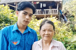 Mào Văn Thống vượt hơn 100km từ trường về quê thăm mẹ. Ảnh: NVCC
