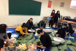 Tết nhà giáo ấm áp tình đồng nghiệp. Ảnh: IT