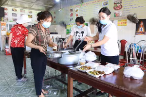 Các cô giáo cặm cụi chuẩn bị những bữa cơm ngon tại điểm cách ly Trường MN Việt Xuyên.