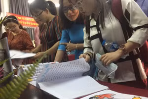 Giáo viên xem các sản phẩm triển lãm.