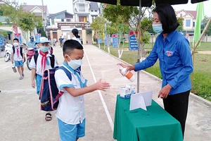 Các cơ sở giáo dục triển khai nhiều phương án bảo đảm an toàn cho học sinh tới trường học trực tiếp. Ảnh minh họa: Hồ Lài