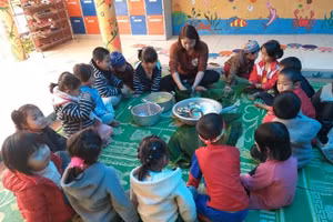 Cô Tòng Thị Nọi hướng dẫn học sinh làm bánh chưng ngày Tết. Ảnh: NVCC