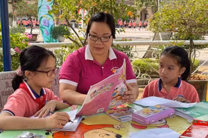 Cô Trần Thị Mai Khanh luôn động viên và đổi mới phương pháp dạy học để HS có những tiết học hiệu quả. Ảnh: NVCC