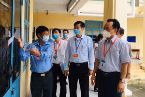 Thứ trưởng Hoàng Minh Sơn (ngoài cùng bên phải) kiểm tra thực tế tại điểm thi.