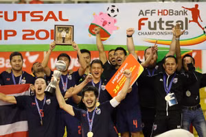 Các cầu thủ Thái Lan ăn mừng chức vô địch futsal Đông Nam Á 2019 tại TP Hồ Chí Minh.