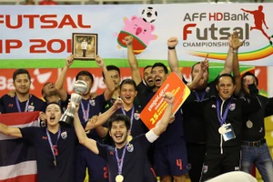 Các cầu thủ Thái Lan ăn mừng chức vô địch futsal Đông Nam Á 2019 tại TP Hồ Chí Minh.