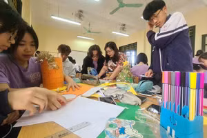 Đối với trường chuyên, ngoài nhiệm vụ dạy chương trình THPT, giáo viên còn đảm nhiệm bồi dưỡng HSG quốc gia nên cường độ công việc rất lớn.
