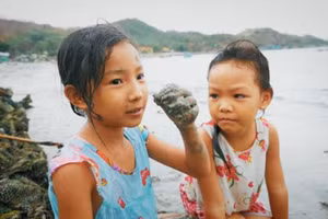 Hệ miễn dịch của trẻ tốt hơn khi tiếp xúc với bụi bẩn và vi trùng. Ảnh minh họa