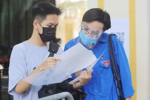 Thí sinh Hà Nội trao đổi kết quả thi tốt nghiệp THPT năm 2021. Ảnh: Thế Đại