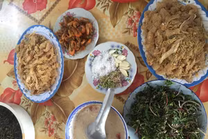 Gỏi cá mè là món ăn dân dã nhưng rất kỳ công.