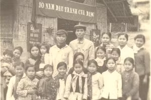 Những giáo viên miền xuôi đầu tiên tình nguyện lên Tây Bắc theo lời kêu gọi của Bác Hồ. Ảnh: NVCC