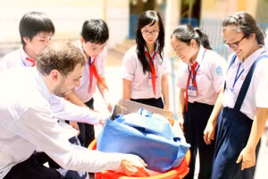 Ngoại ngữ chính là phương tiện mở ra tri thức cho thế hệ trẻ. Ảnh minh họa