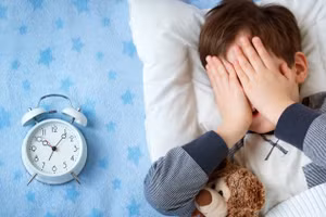 Trẻ có thể vừa vui và căng thẳng sau kỳ nghỉ. Ảnh minh họa