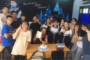 Phút “xả hơi” của cô Nguyễn Thị Thủy cùng học sinh.