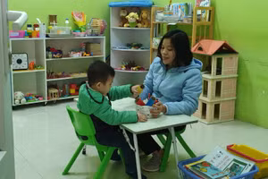 Dạy trẻ tự kỷ đòi hỏi sự sự kiên nhẫn và tâm huyết của đội ngũ giáo viên. 