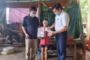 Trường Phổ thông DTNT THCS Quế Phong tặng quà động viên học sinh lớp 6 bước vào năm học mới. Ảnh: NTCC