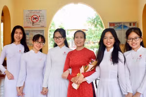 Cô Nguyễn Thị Tuyết chụp ảnh lưu niệm cùng học trò trước khi ra trường.