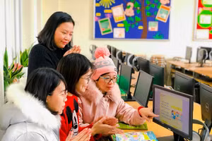 Giáo viên Trường Tiểu học Trưng Vương (Hoàn Kiếm, Hà Nội) góp ý cho bộ sách giáo khoa mới.