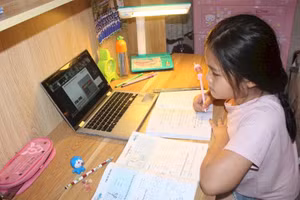 Thầy và trò cùng vượt qua Covid-19 bằng hình thức dạy và học trực tuyến. 