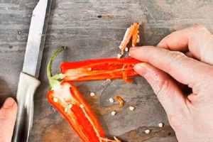 Mẹo xử lý khi bị ớt dính lên da, mắt