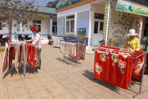 Giáo viên Trường Mầm non Mường Đun tranh thủ nắng mới giặt chăn, màn cho học sinh.