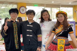 Nhóm thực hiện nội dung về vùng Trung du miền núi Bắc Bộ trong dự án “Dấu ấn Việt Nam” tại showcase báo cáo học tập.