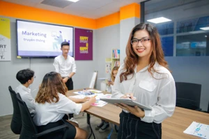 Sinh viên nhóm ngành Kinh doanh - quản lý HUTECH trong một buổi học nhóm.