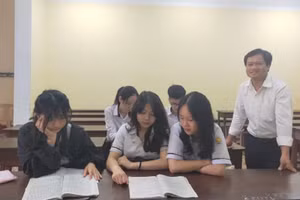 Thầy Trần Văn Toản hướng dẫn học sinh học tập. Ảnh: NVCC