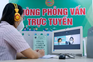 Khó khăn do dịch bệnh, nhiều cán bộ, giáo viên trường tư thục lựa chọn đổi nghề để duy trì cuộc sống. Trong ảnh một giáo viên trường mầm non tư thục ở Cần Thơ phỏng vấn trực tuyến xin việc mới.