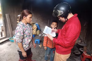 Thầy Nguyễn Văn Minh – giáo viên Trường THCS Lùng Vai (Mường Khương, Lào Cai) giao bài và trao đổi cùng phụ huynh trong việc đốc thúc học sinh ôn tập tại nhà. Ảnh: NTCC 