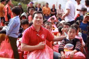 Thầy Nguyễn Việt Vương trong một lần trao quà cho học sinh miền núi.