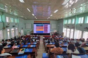 Giới thiệu và chọn SGK trực tuyến đạt được hiệu quả cao. Ảnh: Huyền Thương
