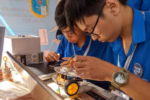 HS Trường THPT Phan Châu Trinh làm mô hình tham dự sự kiện Ngày hội Khoa học - Sáng tạo và Khởi nghiệp năm học 2019 – 2020. 